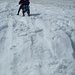 Die Scharte oben im Blick spurt Jonas fleißig die letzten Höhenmeter. Fast jeder Schritt dringt bis zum Knie in den Schnee ein.