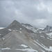 Blick von der Marxenkarspitze nach NO zur Westlichen Ödkarpitze. Dahinter die Birkkarspitze. Eine wahrhaft öde Landschaft. Im Hochsommer gibt es hier nirgendwo Wasser, wenn die Schneefelder alle abgetaut sind. Der Zacken rechts ist die Kaltwasserspitze (danke HarryB)