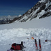 Wieder mal am Schnee schaufeln - Mitte Juni: Langsam Zeit die Skis definitiv wegzustellen