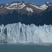 Mit dem Boot kann man recht nahe zu dieser Gletscherwand die zwischen 60-80 Meter hoch ist ranfahren.