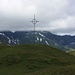 Das auf der zweithöchsten Graskuppe stehende Gipfelkreuz gesehen von der höchsten Graskuppe der Spycherflue (2046,0m).