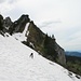 Blick zurück zur Schlüsselstelle:  Wir bestiegen den Hang links vom Schneefeld über ein Fels-Grasband