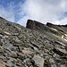 <b>Dopo l’omino di pietra il sentiero, più ripido, si sviluppa su sfasciumi di roccia</b>. 