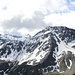 <b>Sul versante opposto della Val Vignun spicca il Piz de la Lumbreida (2983 m), con ancora estesi nevai</b>.