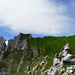 Auf dem Nadlenspitz: Blick über den von mir erbauten Gipfelsteinmann zum Fählenschafberg, dem nächsten Gipfelziel des Tages
