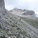 Kurz vor der "Kuchel" Rückblick zum Südende des Blassengrats, der südlich der Breitgrieskarspitze bis fast ins Karwendeltal hinabzieht