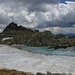 Ora lo vediamo bene, il masso del  Passo della Vacca, al centro.