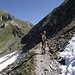 Lungo il sentiero difronte a noi .... Pino e altri traversi con ghiaccio.