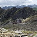 In discesa, verso il Rif. Tita Secchi, dietro le magnifiche torri di Laione.