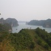 Die weltberühmte Ha Long Bucht mit ihren Karstfelsen im Meer - ein UNESCO - Weltnaturerbe