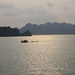 Stimmungsvoll: Fischerboot mit 2 Sampans im Schlepptau in der Ha Long Bay