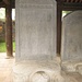 in Stein gehauene Gebetstafel auf Schildkröt-Sockel (Hanoi)