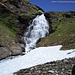 la bellissima cascata che scende dal Lago di Pojala