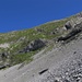 Quer über dieses Geröllfeld zur Schwachstelle im Felsband (unten links)