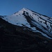 Langsam wirds hell beim Aufstieg über die "Lange Seite" und der mächtige Mutter (3293,0m) bäumt sich wie ein mächtiger Vulkan auf.