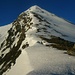 Blick aus 2900m oberhalb des Grataufschwungs P.2844m zum Gipfel. 