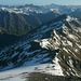 Tiefblick vom Nordgrat aus etwa 2900m über die Aufstiegsroute vom Rossbodenjoch. Tief unten ist das noch dunkle Val Maisas.
