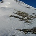 Gegen den Gipfel zu wird das Gelände immer steiler, zuletzt bis 35°. Wenn der Schnee im Juli geschmolzen ist, leitet aber ein bequemes Bergweglein nach oben.