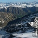 Tiefblick vom Gipfel über den Nordgrat und die Nordflanke ins Val Maisas und nach Samnaun (1844m).
