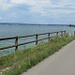der Radweg führt direkt am See entlang