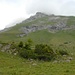 Auf der Alp Ladils mit Blick über die "Sunntigweid" hoch zum Vättnerchopf; Aufsteig über das steile Wiesenbord links des unteren Felsbandes nach rechts zur Krete
