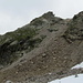 Chrinnenhorn, Aufstieg erfolgt duch den Schuttkegel in den kleinen Sattel, dann unterhalb des Gipfels nach links und auf dem Grat zum Gipfel