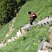 ... die massive Holztreppe im Grossformat; neu mit Ketten gesichert