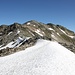 <b>La cresta verso il Pizzo Prevat è spesso interrota da nevai</b>.