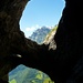 Die schöne sehenswerte Höhle etwa 20m nach dem Steinband