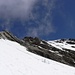 Una volta scesi dalla cima il tempo è decisamente migliorato.<br />Da qui si vede la vetta del Tresero ed escursionisti sulla cresta finale.