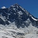 Ai piedi del Monte Adamello, in evidenza
la bocca del ghiacciaio, sopra la crepaccia terminale, i serracchi.