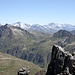 <b>Dietro il Pass Tagliola (= Lolenpass) spunta il Piz Cavradi (2612 m)</b>.