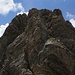 Der Steilaufschwung vom Nordostgrat zum Gipfel. Die schwierigste Stelle ist der bauchartige Fels unter dem Kamin (II+) welcher nur kleine Griffe hat und recht ausgesetzt ist. Der Kamin dagegen ist gut gestuft und einfach zu klettern.
