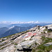 Gipfelsteinmann mit den Walliser Alpen