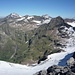 Tiefblick vom NNE-Vorgipfel der C. Rossa zur Alpe di Giumello. Rechts gut sichtbar der Fraciòn-SE-Grat mit dem Aufschwung ca. in der Mitte