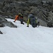 Da questo ripido canalino nevoso scendiamo sui nevai sottostanti per poi risalire più comodamente alla Fuorcla Sura da Lavaz. (La foto non rende la pendenza!)