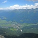 Jenseits des Inntals grüßen die Stubaier Alpen; links die markanten Kalkkögel.