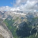 Blick auf's Zugspitzplatt mit dem Schneefernerkopf (links, in Wolken) und der Zugspitze (zentral); nach rechts schließt sich der Wettersteinkamm an.