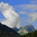 Die Restwolken scheinen sich tatsächlich wie angekündigt zu verziehen. Beim Austritt aus dem Wald beim Plattenbödeli.