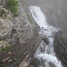 Einer der Wasserfälle ergießt sich heute auch über den Steig.