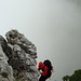 Klettersteigpassage an der Stauberenkanzel: [u WoPo1961] turnt über dem Nebel