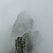 Blick vom Gipfel des K III nach Osten: Schemenhaft tauchen die Gipfel von K II und I aus dem Nebel auf