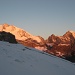 Die Morgensonne wärmt die Bergsteiger auf dem Biancograt
