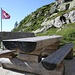 <b>All’esterno, gli escursionisti possono ristorarsi su alcuni tavoli, collocati su piccoli terrazzi rocciosi</b>.
