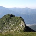 <b>La capanna Albagno è posta su questa aerea cresta tra la Valle di Sementina e la Valle di Gorduno</b>.