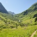 Eine Hochspannungsleitung, die in die Surselva führt, parallel zum Wanderweg.