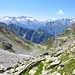 Vor uns die erste Terrasse, die jäh abbricht. Panorama wunderbar.