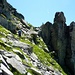 In avvicinamento al roccione centrale il sentiero passa a fianco a due pinnacoli rocciosi