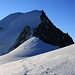 Was für ein schöner Gletscherberg!<br /><br />Blick vom Gredetschjoch (3508m) über den Nesthorn-Westgrat. Zwischen dem 3821m hohen Nesthorn-Hauptgipfelauf und dem Felsgrätchen erhebt sich die mächtige Firnkuppe P.3719m.