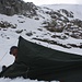 Foto vom der ersten Besteigungsversuch 2./3.6.2011:<br /><br />Patrick hat sich in unserem Biwak eingerichtet. Leider regnete es in der Nacht und wir stiegen in tiefem Nassschnee am nächsten Morgen wieder ab.